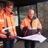 Stadtingenieur Thomas Müller und Jörg Schär, Projektleiter beim kantonalen Tiefbauamt, begutachten die Pläne. (Bild: Stefan Hilzinger)