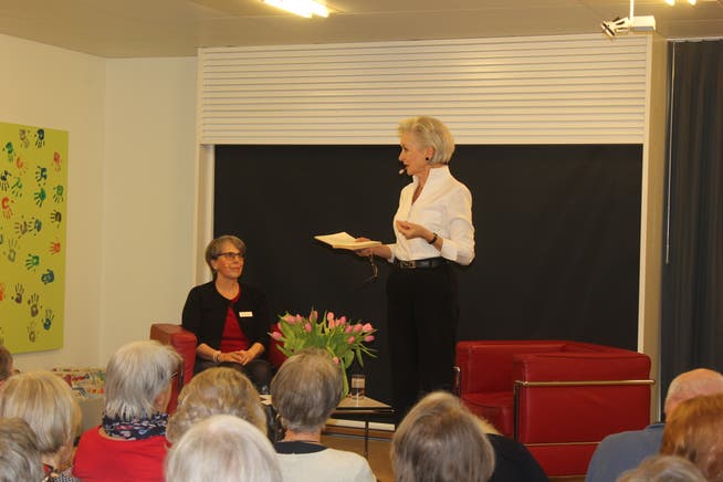 Bibliotheksleiterin Jolanda Erismann (links) interviewte Heidi Maria Glössner, welche hier aus Elke Heidenreichs Buch vorliest. (Bild: Joëlle Ehrle)