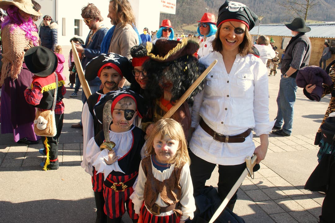 Eine ganze Piratenbande machte in Giswil ihre Aufwartung. (Bild: Primus Camenzind, 28. Februar 2019).