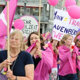 Auch in Luzern haben Frauen schon gestreikt. Hier 2011 am Frauenstreik- und Aktionstag auf dem Kapellplatz. Am 14. Juni dieses Jahres soll erneut gestreikt werden. (Bild: Maria Schmid, 14. Juni 2011)