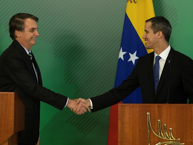 Brasiliens Präsident Jair Bolsonao (l.) und Venezuelas selbst ernannter Übergangspräsident Juan Guaido am Donnerstag in Brasilia. (Bild: KEYSTONE/EPA EFE/JOÉDSON ALVES)