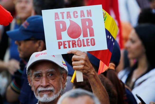 Ein Venezolaner protestiert gegen das Erdölembargo. (Bild: Ariana Cubillos/AP (Caracas, 31. Januar 2019))