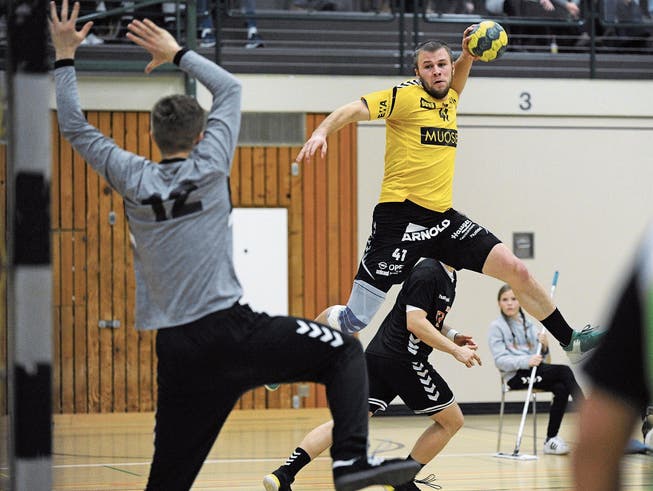 Altdorfs Edvinas Vorobjovas (am Ball) wirft bei seinem Comeback drei Tore. Bild: Urs Hanhart (Altdorf, 2. Februar 2019)