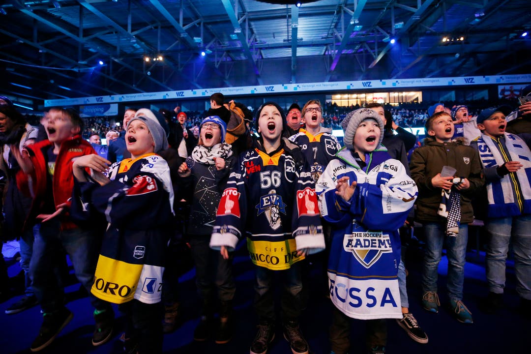 Auch während des Public Viewings in der Bossard Arena jubelten die Zuger Anhänger. (Bild: Stefan Kaiser (Zug, 03. Februar 2019))