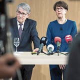 Susanne Ruoff mit Urs Schwaller: Sie trat wegen des Subventionsskandals als Post-Chefin zurück. (Bild: Keystone (Bern, 8. März 2018))