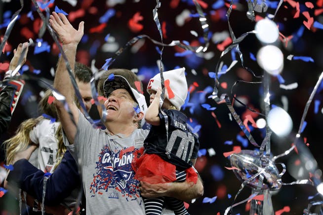 Feiert mit seiner Enkeltochter Blakely seinen achten Superbowl-Sieg: Patriots-Trainer Bill Belichick. (Bild: John Bazemore/AP (Atlanta, 3. Februar 2019))