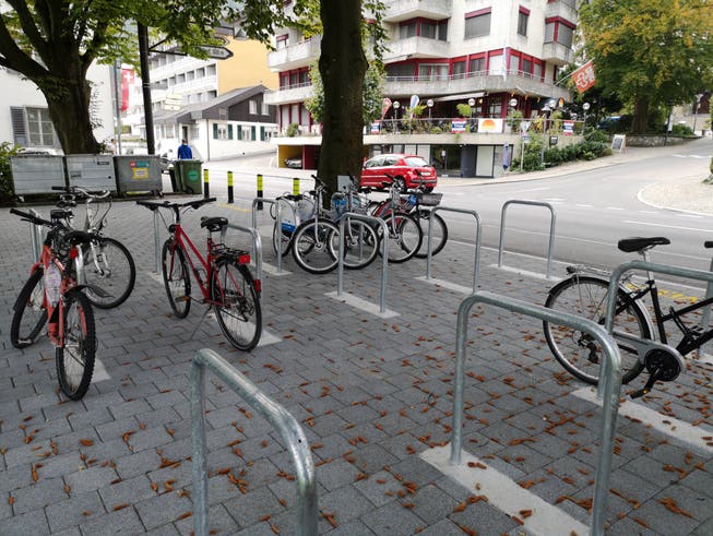 Die Zweiradabstellplätze beim Rössliplatz werden nicht mehr zurückgebaut. (Bild: Martin Uebelhart (Hergiswil, 4. Oktober 2018))
