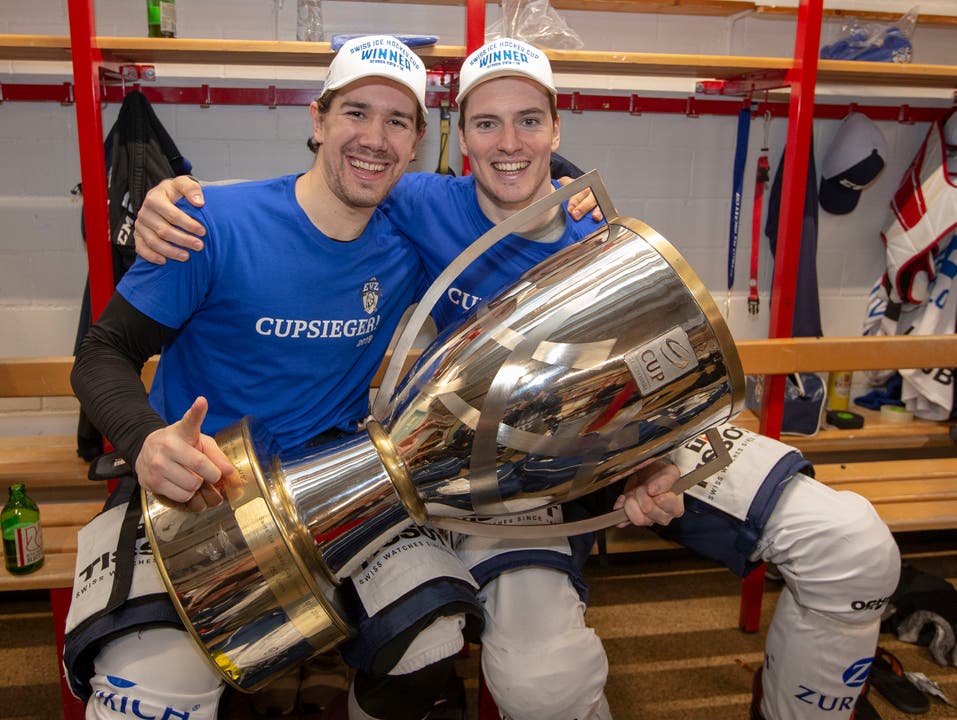 Yannick-Lennart Albrecht (links) und Dario Simion mit dem Pokal. (KEYSTONE/Patrick B. Kraemer)