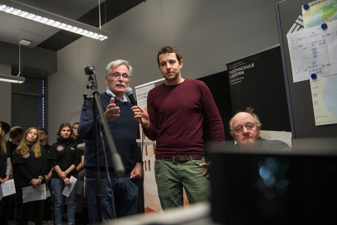 Mathe- und Physiklehrer Kevin Zihlmann (rechts) lässt sich vom Amateurfunker Hanspeter Nägeli die technischen Details erläutern. (Bilder: Dominik Wunderli (Horw, 4. Februar 2019))