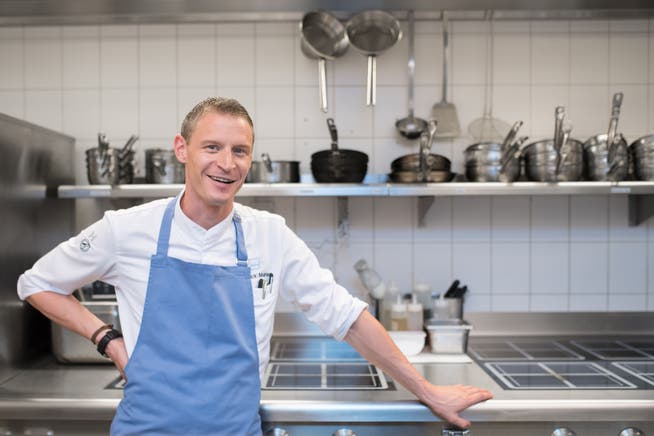 Patrick Mahler vom Restaurant «Focus» im Park-Hotel Vitznau ist für seine geradlinige Küche mit zwei Michelin-Sternen ausgezeichnet worden. (Bild: Boris Bürgisser (Vitznau, 4. August 2017)) 