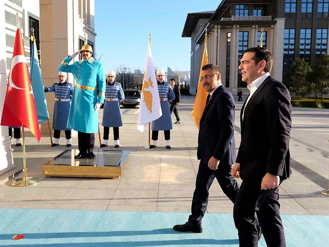 Keine grossen Ergebnisse zu erwarten: Der türkische Vizepräsident Fuat Oktay (hinten) empfängt den griechischen Premierminister Alexis Tsipras in Ankara. (Bild: KEYSTONE/AP Greek Prime Minister's Office/ANDREA BONETTI)