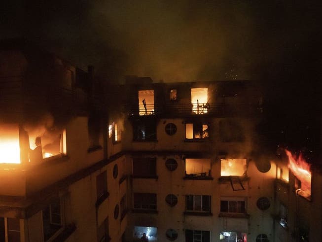 Das Feuer war nach ersten Erkenntnissen in der siebten oder achten Etage des Hauses im wohlhabenden Pariser 16. Arrondissement ausgebrochen. Die Löscharbeiten gestalteten sich als sehr schwierig. (Bild: Keystone/AP BSPP/BENO"T MOSER)
