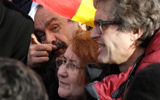 Philippe Martinez (mit Schnauz), Chef der wichtigsten Gewerkschaft CGT, mischte sich am Dienstag unter die Streikenden. (Bild: Michel Euler/AP, Paris 5. Februar 2019)