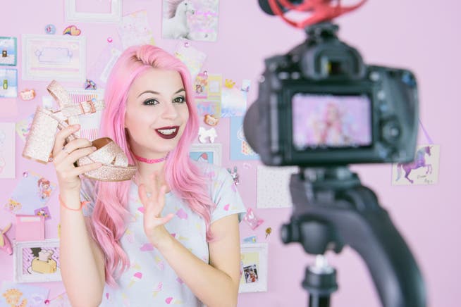 Ganz viel rosa und Mode: Eine Influencerin dreht ein Youtube-Video. (Getty)