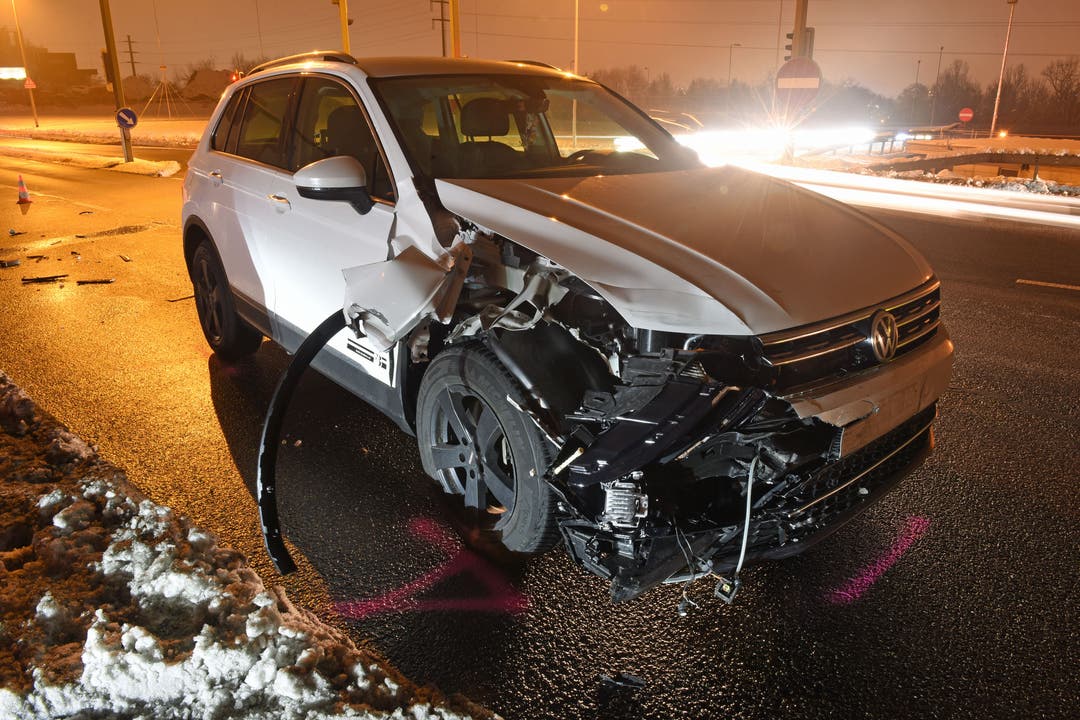Ebikon - 5. FebruarZwei Autos kollidierten am Dienstagabend. Ein Fahrzeuglenker musste mit der Ambulanz ins Spital gefahren werden. (Bild: Luzerner Polizei)
