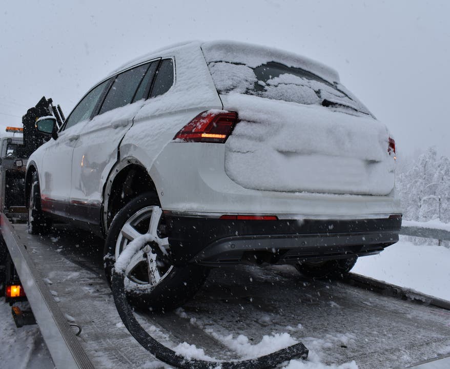 Flühli - 3. FebruarAuf dem Weg von Schüpfheim nach Sörenberg ist ein Auto auf schneebedeckter Strasse weggerutscht und mit einem entgegenkommenden Auto kollidiert. Der Lenker dieses Autos wurde leicht verletzt. (Bild: Luzerner Polizei)