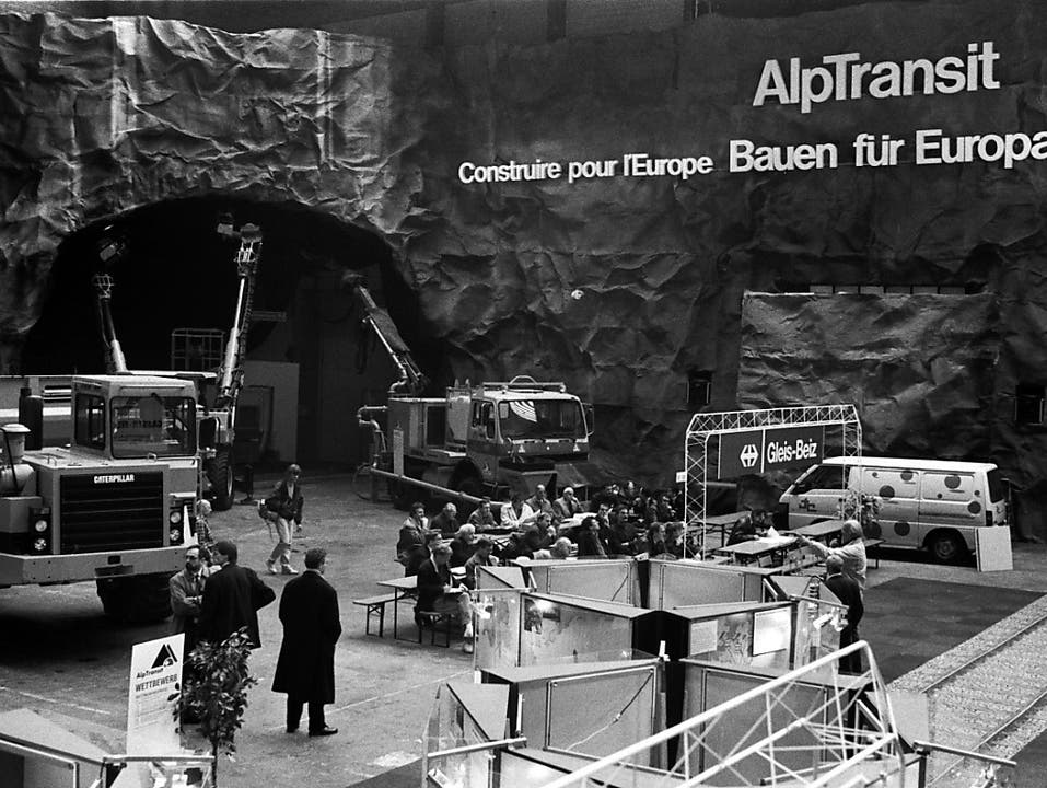 Unter dem Titel «Bauen für Europa» stellen 1993 die SBB das Projekt Alptransit in einer ganzen Halle Schweizer Mustermesse in Basel vor. (Bild: KEYSTONE/MICHAEL KUPFERSCHMIDT)