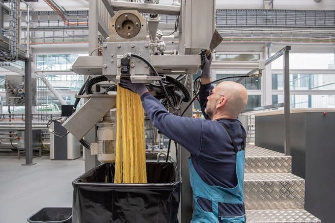 Ein Bühler-Mitarbeiter testet in einem Anwendungszentrum im neuen Innovationscampus die Herstellung von Pasta. (Bilder: Urs Bucher (Uzwil, 7. Februar 2019))
