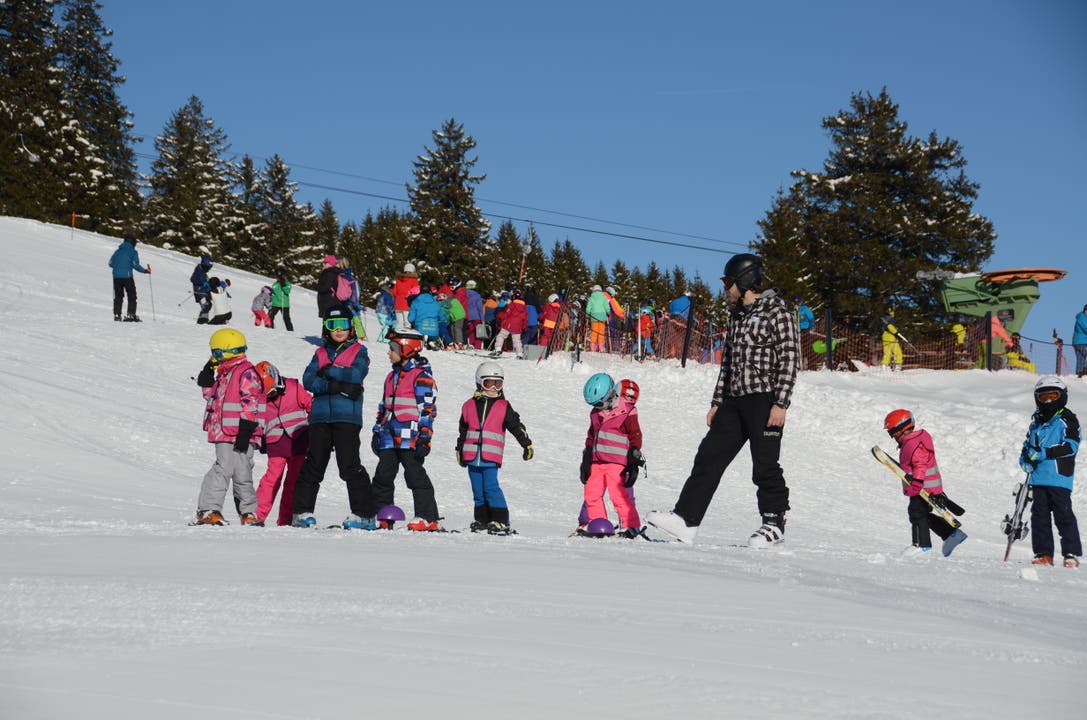 Mit 100 Kindern ist der Ski- und Snowboardkurs ausgebucht. 
