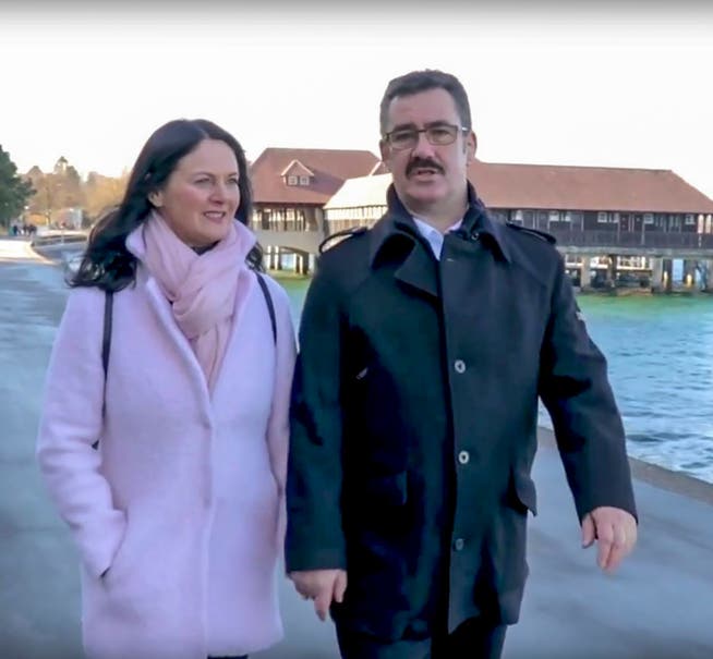 FDP-Kandidat Robert Raths spaziert im Video mit seiner Partnerin Pascale Sidler auf der Rorschacher Seepromenade. (Screenshot: Youtube)