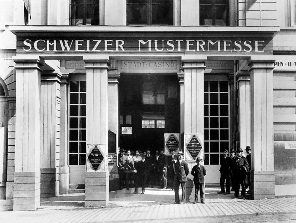 Die erste Schweizer Mustermesse findet 1917 unter anderem im Basler Stadtcasino statt. (Bild: KEYSTONE/STR)