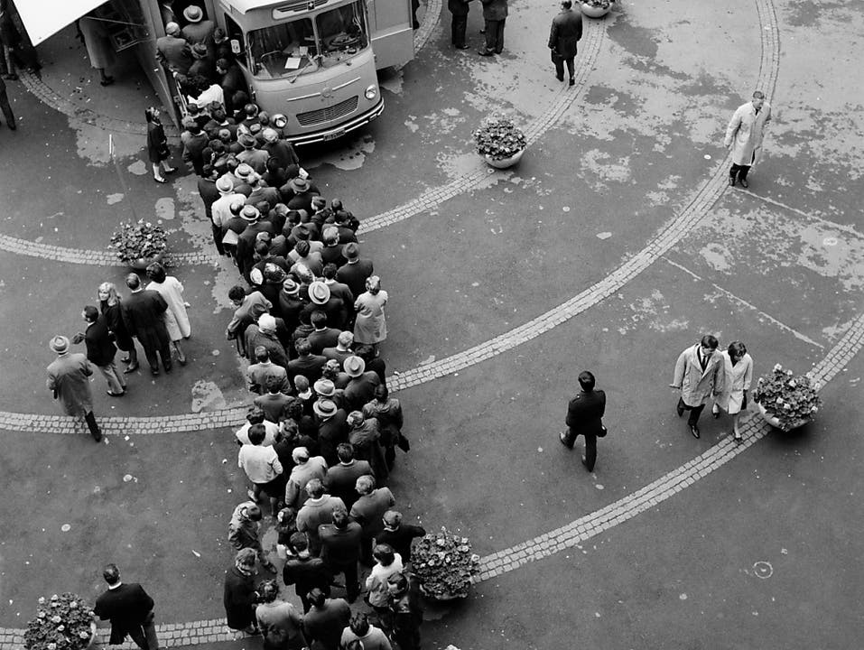 1966 stehen Besucher und Besucherinnen der Mustermesse Schlange für eine Sonderausstellung in einem Postauto. (Bild: KEYSTONE/STR)