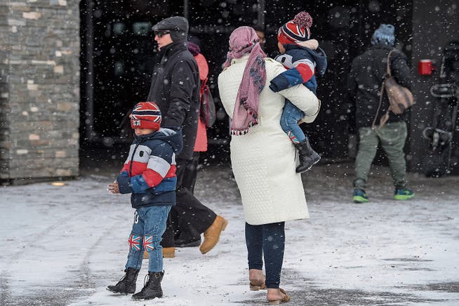 Bei winterlichen Verhältnissen ist eine Touristin mit ihren Kindern auf dem Weg zum Titlis. (Bild: Eveline Beerkircher (Engelberg, 28. Februar 2018))