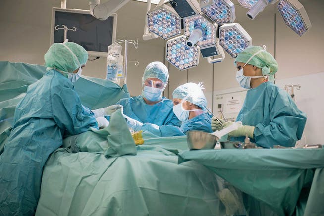 Eine Operation im Kantonsspital Nidwalden. Eine delikate Angelegenheit ist auch die Spitalfusion. (Bild: PD)