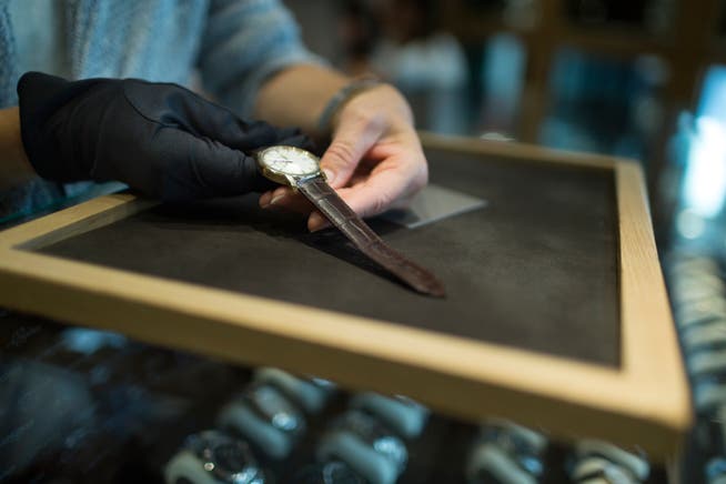 Der Mitarbeiter eines Luzerner Uhrengeschäfts wird verdächtigt, zahlreiche Luxusuhren gestohlen zu haben. (Symbolbild: Gaetan Bally/Keystone)
