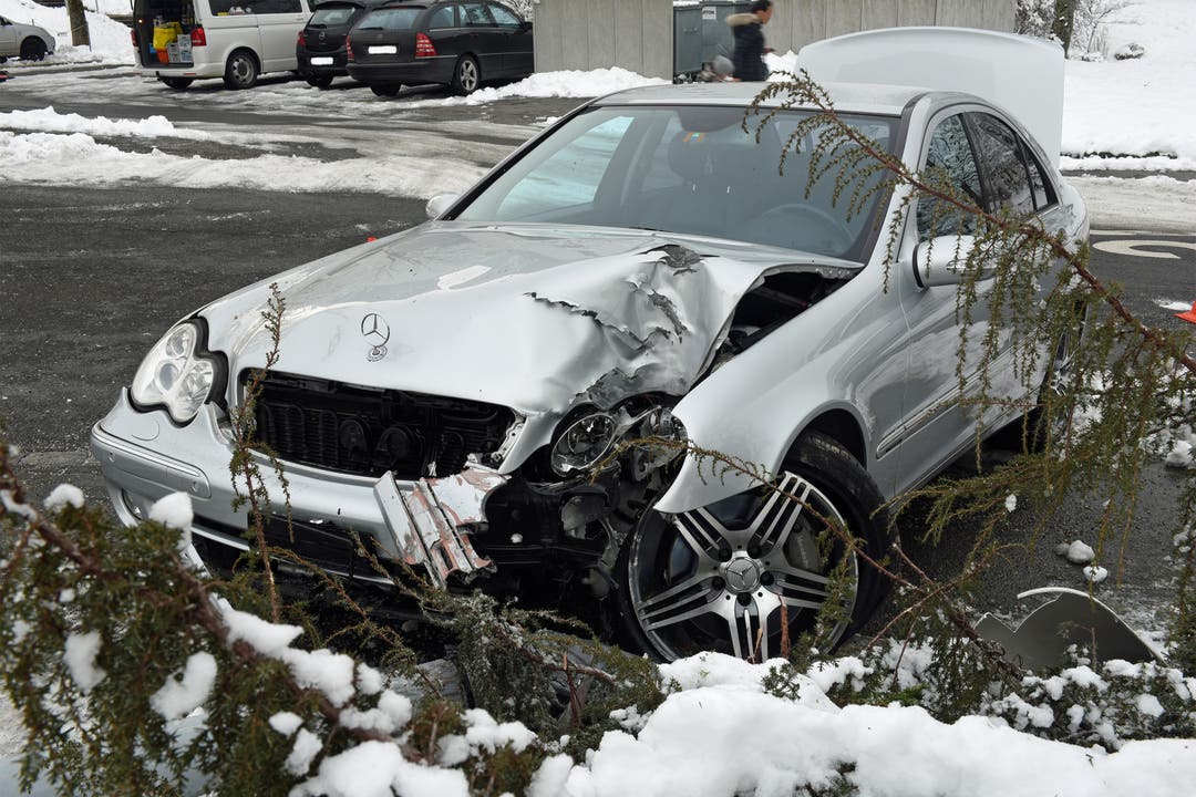 Littau - 7. FebruarEin 14-Jährige baute mit dem Auto seiner Eltern einen Selbstunfall. Der Teenager wurde leicht verletzt, der Sachschaden beträgt über 30'000 Franken. (Bild: Luzerner Polizei)