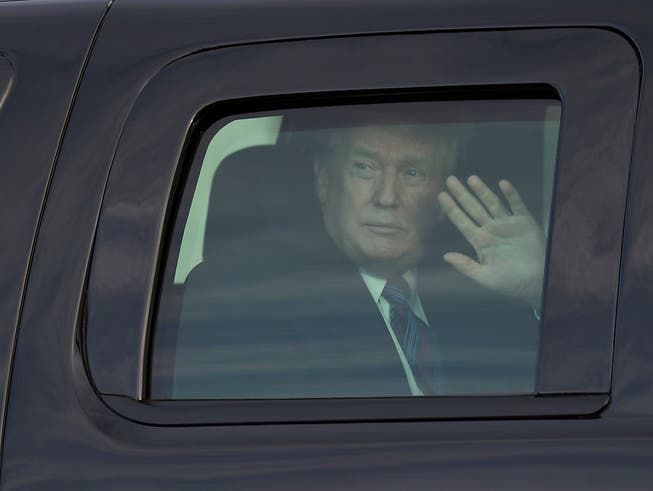 US-Präsident Donald Trump hat sich am Freitag (Ortszeit) auf dem Weg zum Medizincheck in einem US-Militärspital gemacht. (Bild: KEYSTONE/AP/SUSAN WALSH)