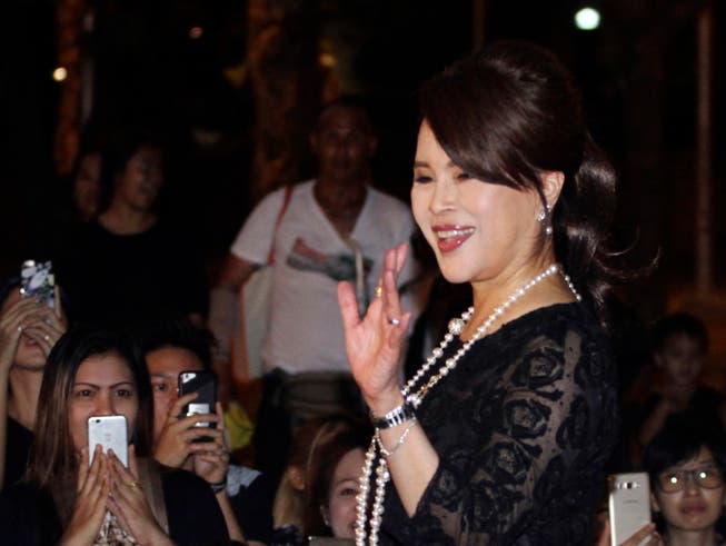 Die thailändische Prinzessin Ubolratana tritt nach einer Intervention ihres Bruders nicht bei der Parlamentswahl an. Das hat ihre Partei entschieden. (Bild: KEYSTONE/AP)
