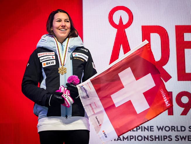 Wendy Holdener an der Medaillenzeremonie in Are mit Schweizer Fahne (Bild: KEYSTONE/JEAN-CHRISTOPHE BOTT)