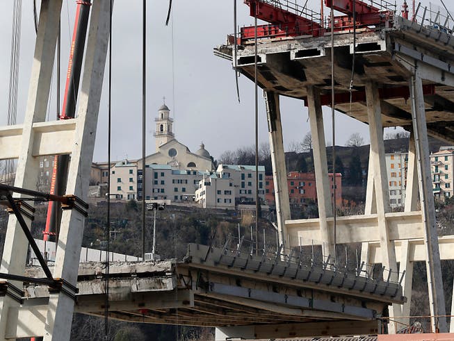 Am Samstag ist ein erstes Teilstück der eingestürzten Morandi-Brücke in Genua demontiert worden. (Bild: KEYSTONE/AP/ANTONIO CALANNI)