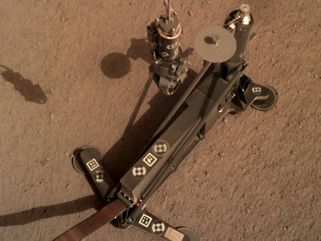 Mit tausenden Hammerschlägen gräbt der Mars-Roboter HP3 Zentimeter um Zentimeter ein Loch in den Untergrund des Roten Planeten. Ziel des Experiments ist die Messung des Wärmestroms aus dem Marsinneren. (Bild: Deutsches Zentrum für Luft- und Raumfahrt (DLR))