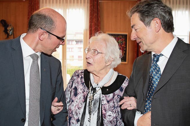 Marianne Amstad-von Moos feierte ihren 100. Geburtstag mit Regierungsrat Christoph Amstad – sie ist seine Grosstante – und Gemeindepräsident Beat von Wyl. (Bild: Marion Wannemacher, Giswil, 1. März 2019)