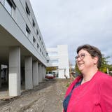 Zentrumsleiterin Irene Heggli vor dem Neubau des Alterszentrums Bussnang. (Bild: Donato Caspari, 30. Oktober 2018)