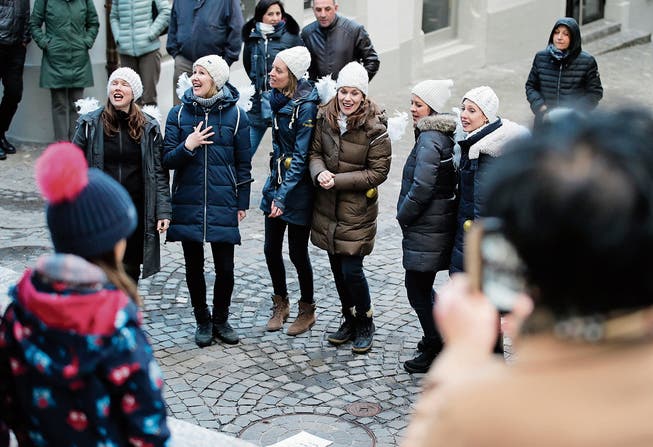 Die Gruppe tonique – the singing ladies singt bei der Ankenwaage in der Altstadt. (Bild: Stefan Kaiser (Zug, 10. März 2019))