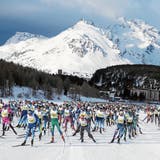 Das langgezogene Marathon-Feld skatet über den Silsersee. (Bild: Andy Mettler/Swiss-Image (Sils, 10. März 2019))