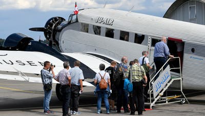 Passagiere betreten eine Ju-52 der Ju-Air in Dübendorf. (Bild: Walter Bieri/Keystone; Dübendorf, 17. August 2018)