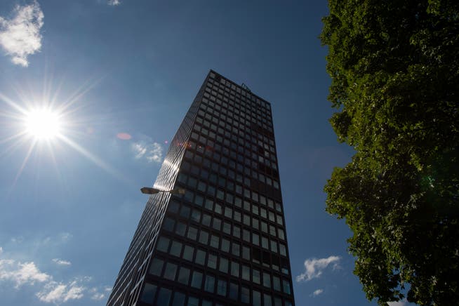 Der Park Tower in Zug. Noch immer ist offen, was mit dem Gemeinschaftraum im obersten Stockwerk geschehen soll. (Bild: Maria Schmid, 29. Juli 2016)