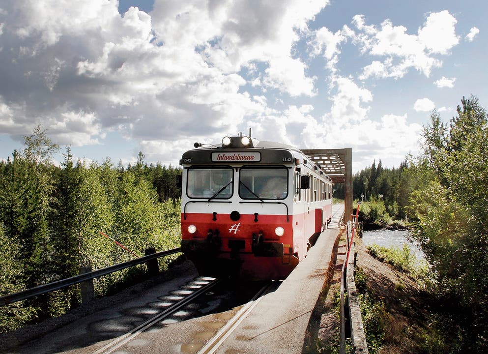 Nordwärts Richtung Lappland: die «Inlandsbanan» auf ihrer Fahrt über die Piteälvsbron, eine kombinierte Strassen-Schienen-Brücke. (Bild: Bilder: Axel Baumann)