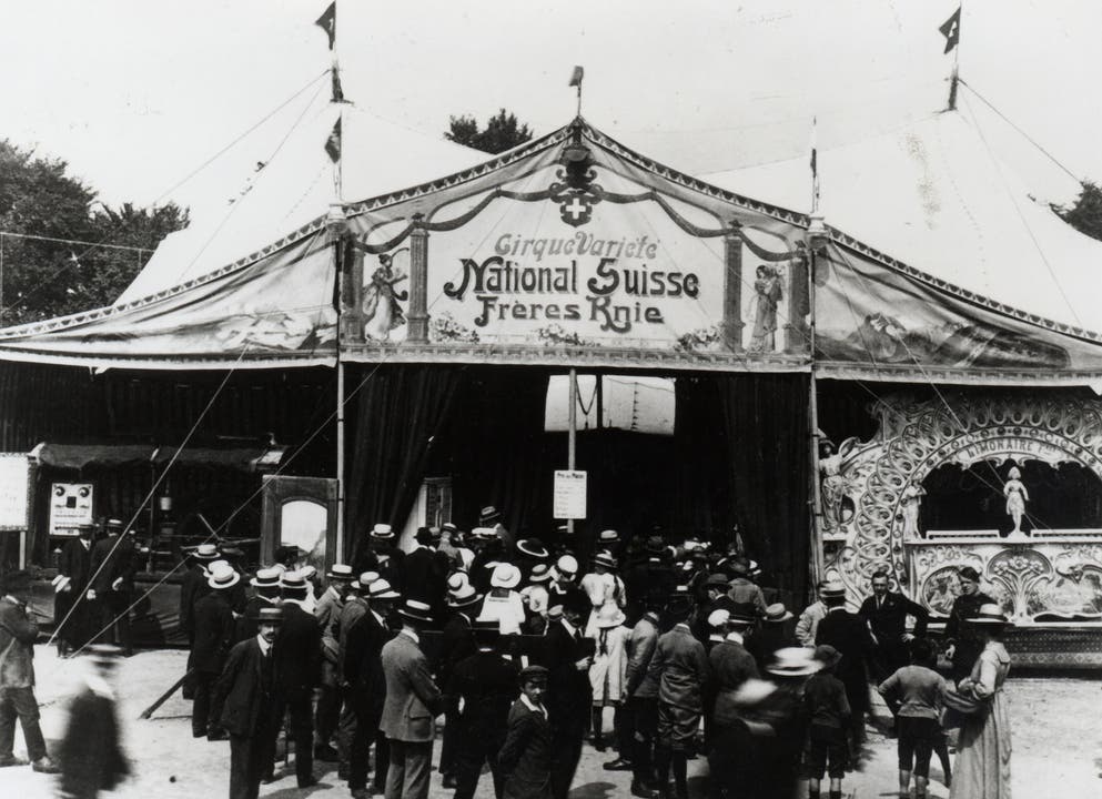 Ausverkaufte Eröffnungsvorstellung im brandneuen Zelt am 14. Juni 1919 auf der Schützenmatte in Bern. Das Zweimastenzelt mit einer Fläche von 2800 Quadratmetern bot Platz für bis zu 3000 Personen. (Bild: PD/Archiv Circus Knie)