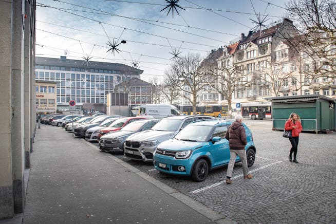 Autofahrer können die Parkplätze am Marktplatz ab dem 28. März nicht mehr benützen. (Bild: Urs Bucher)