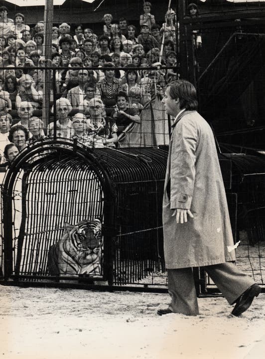 Emil bei einer Vorstellung im Jahr 1977 als Zuschauer, der sich in den Tigerkäfig verirrt. Der Luzerner Kabarettist prägte die damalige Tournee massgeblich mit. Nie besuchten mehr Leute die Vorstellungen des Circus Knie, über 1,2 Millionen waren bei den 389 Vorführungen an 60 Orten dabei. (Bild: PD/Archiv Circus Knie) 