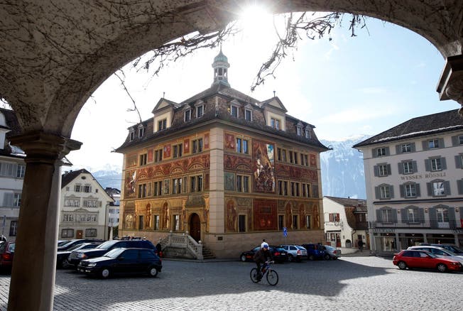 Die Fassadenmalereien am Rathaus in Schwyz müssen aufgefrischt werden. Bild: Sigi Tischler/Keystone