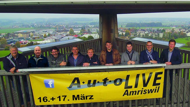 Die neun Vertreter der teilnehmenden Garagen auf dem Gewerbeturm. (Bild: PD)