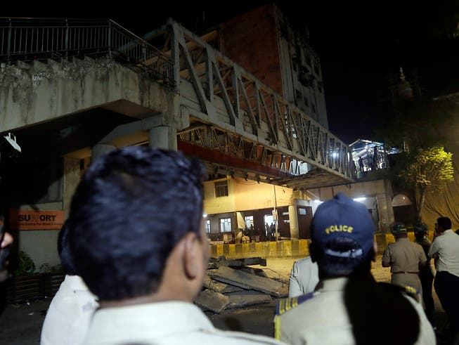 Beim Einsturz einer Fussgängerbrücke im indischen Mumbai sind am Donnerstag zahlreiche Menschen ums Leben gekommen. (Bild: KEYSTONE/AP/RAJANISH KAKADE)
