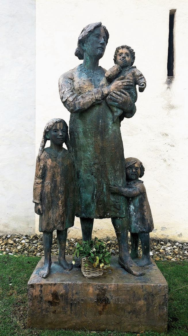 Dorothea von Flüe mit ihren Kindern, Denkmal in Sachseln. Ob der Papst die Verehrung des Landesheiligen und seiner Frau als Paar billigt? (Bild: Andreas Faessler)