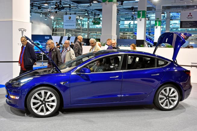 Tesla Modell 3 an der Auto Zürich im vergangenen November (Bild: Walter Bieri/Keystone)